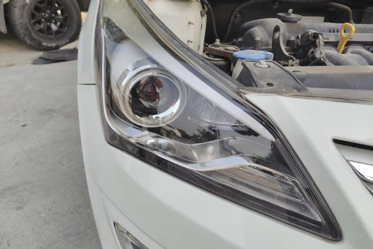 Used Hyundai Verna Ray 2014 1.6L Automatic TOP Right Front Headlight