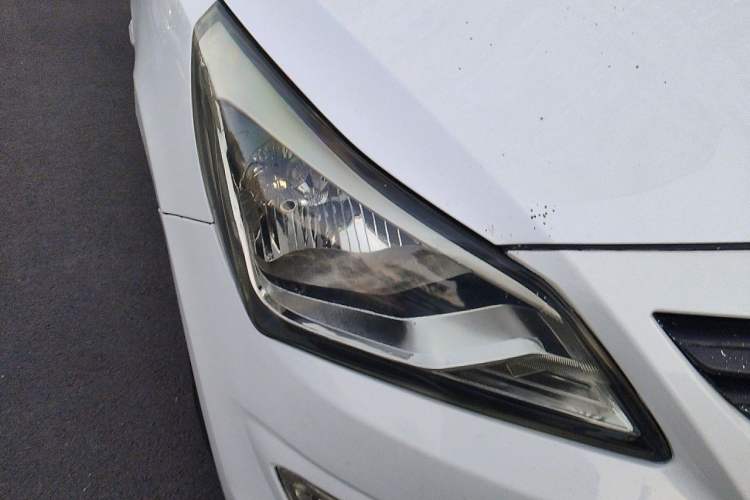 Used Hyundai Verna Ray 2014 1.4L Manual GLX Right Front Headlight