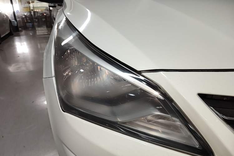 Used Hyundai Verna Ray 2014 1.4L Automatic GLX Right Front Headlight