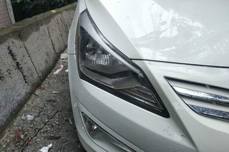 Used Hyundai Verna Ray 2014 1.4L Manual GLX Right Front Headlight