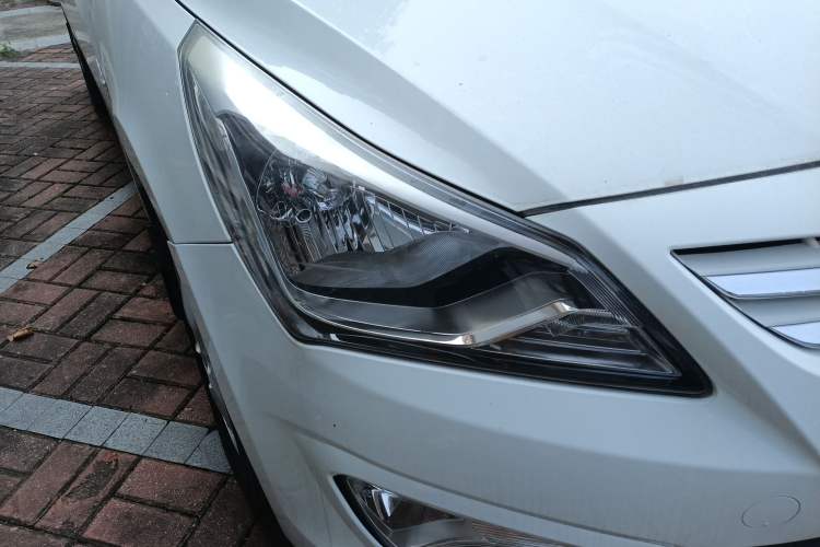 Used Hyundai Verna Ray 2014 1.4L Automatic GLX Right Front Headlight