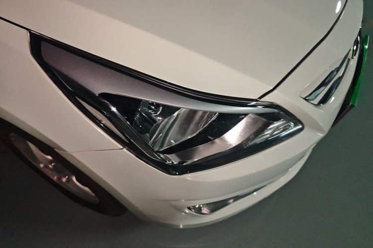 Used Hyundai Verna Ray 2014 1.4L Automatic GLX Right Front Headlight