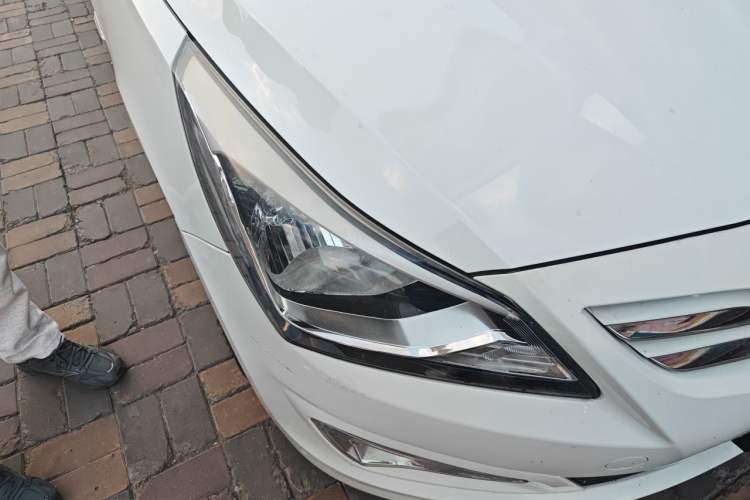 Used Hyundai Verna Ray 2014 1.4L Automatic GLX Right Front Headlight