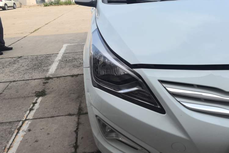 Used Hyundai Verna Ray 2014 1.4L Manual GLX Right Front Headlight