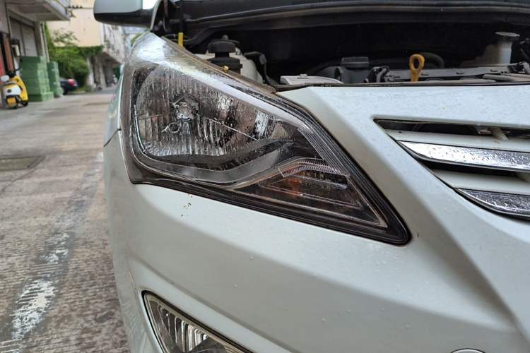 Used Hyundai Verna Ray 2014 1.4L Automatic GLX Right Front Headlight