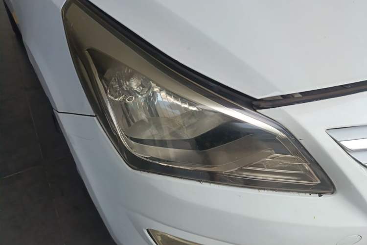 Used Hyundai Verna Ray 2014 1.4L Automatic GLX Right Front Headlight
