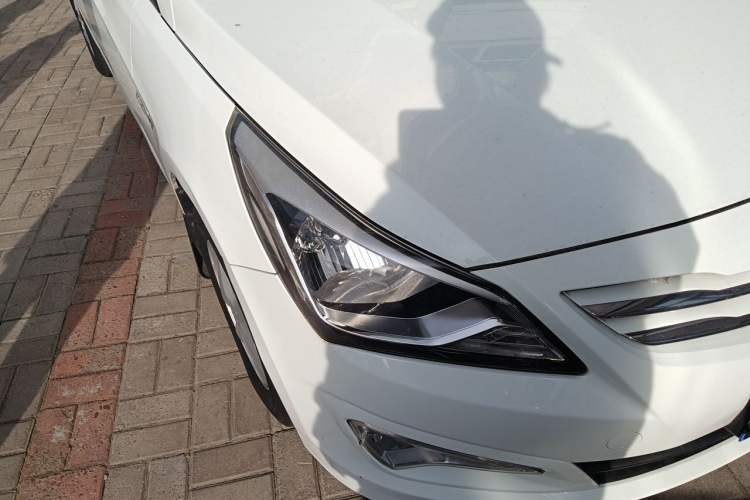 Used Hyundai Verna Ray 2014 1.4L Automatic GLX Right Front Headlight