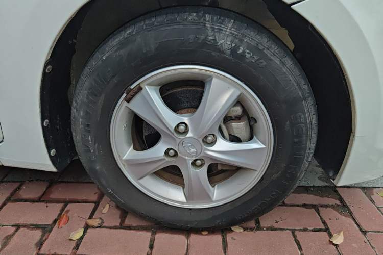 Used Hyundai Verna Ray 2014 1.4L Automatic GLX Right Front Wheel Hub