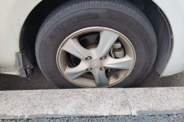 Used Hyundai Verna Ray 2014 1.4L Automatic GLX Right Front Wheel Hub