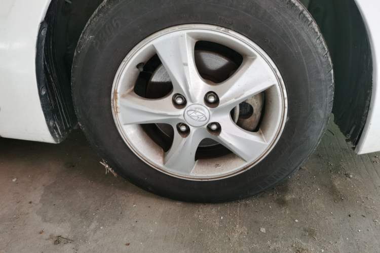 Used Hyundai Verna Ray 2014 1.4L Automatic GLX Right Front Wheel Hub