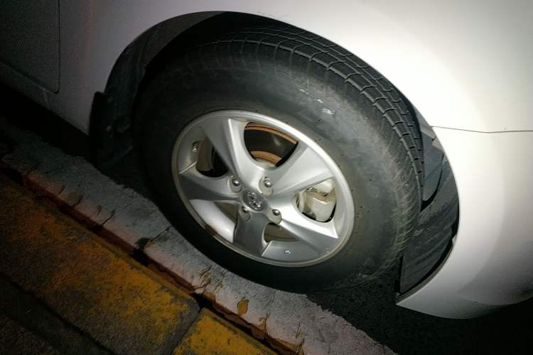Used Hyundai Verna Ray 2014 1.4L Automatic GLX Right Front Wheel Hub