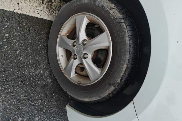 Used Hyundai Verna Ray 2014 1.4L Automatic GLX Right Front Wheel Hub