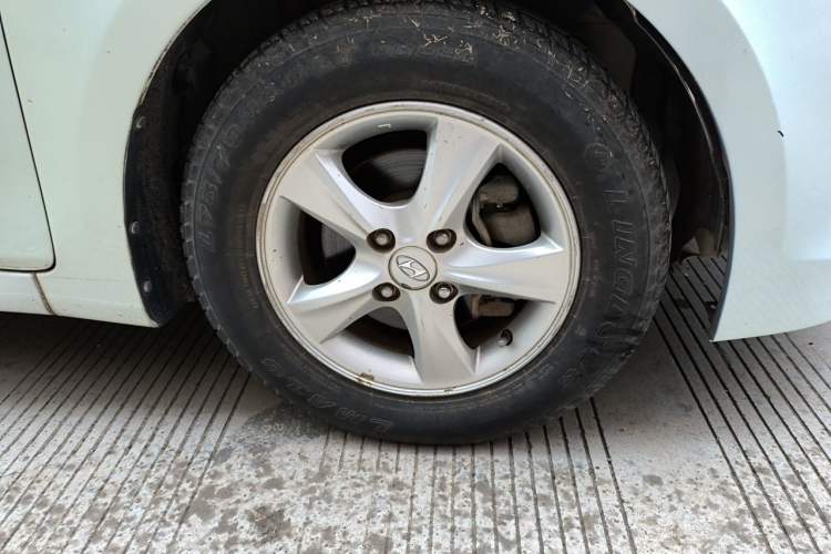 Used Hyundai Verna Ray 2014 1.4L Automatic GLX Right Front Wheel Hub