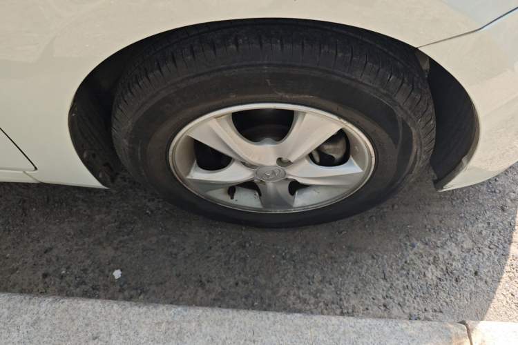 Used Hyundai Verna Ray 2014 1.4L Automatic GLX Right Front Wheel Hub