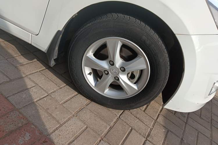 Used Hyundai Verna Ray 2014 1.4L Automatic GLX Right Front Wheel Hub