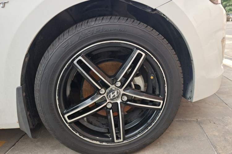 Used Hyundai Verna Ray 2014 1.4L Automatic GLX Right Front Wheel Hub