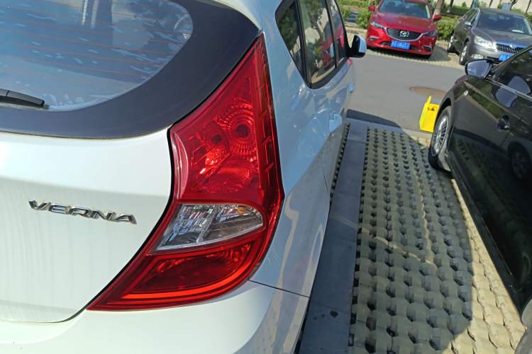 Used Hyundai Verna Ray 2014 1.4L Manual GLX Right Rear Taillight