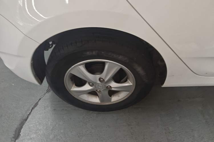 Used Hyundai Verna Ray 2014 1.4L Automatic GLX Right Rear Wheel Hub
