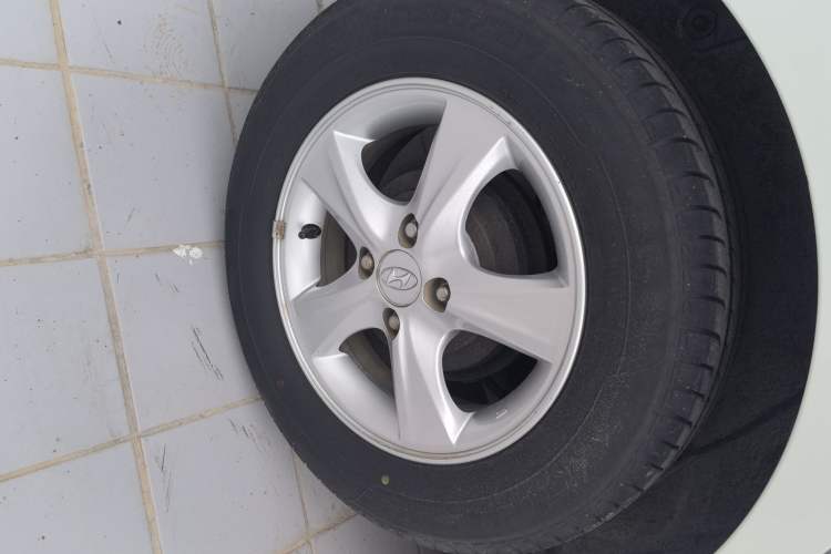 Used Hyundai Verna Ray 2014 1.4L Automatic GLX Right Rear Wheel Hub