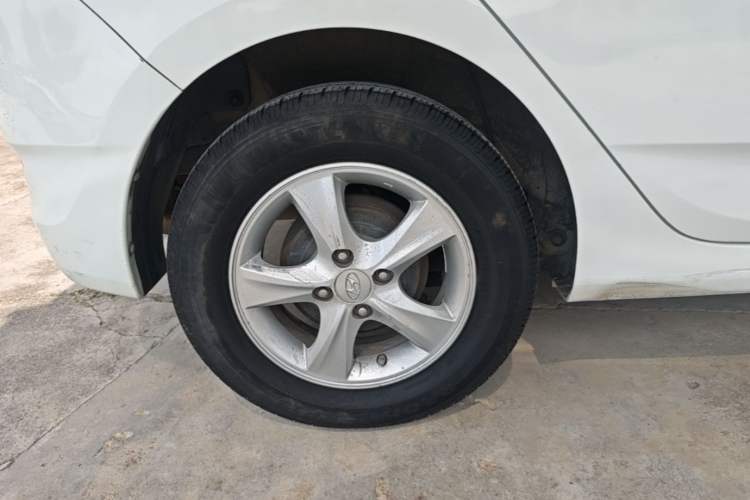 Used Hyundai Verna Ray 2014 1.4L Automatic GLX Right Rear Wheel Hub