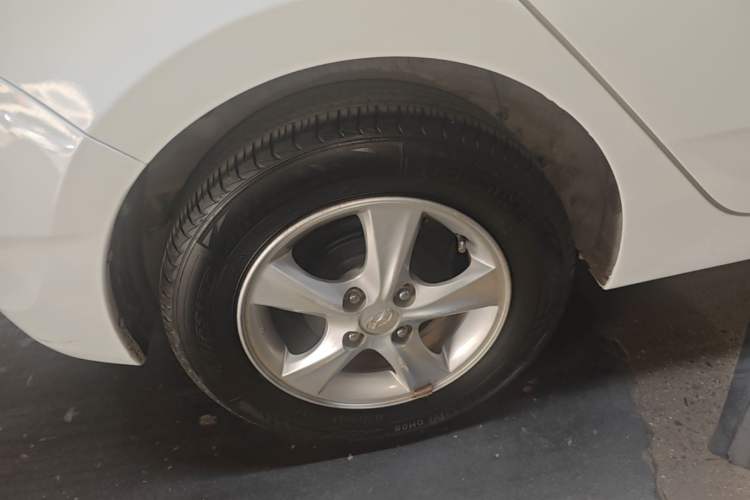 Used Hyundai Verna Ray 2014 1.4L Automatic GLX Right Rear Wheel Hub