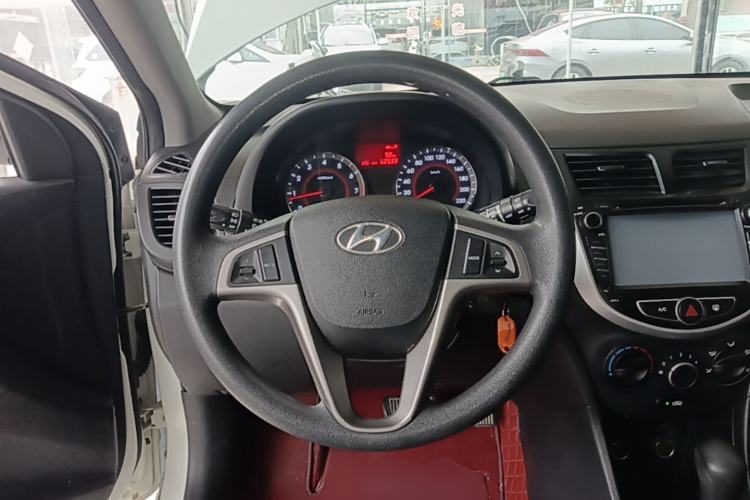 Used Hyundai Verna Ray 2014 1.4L Automatic GLX Steering Wheel