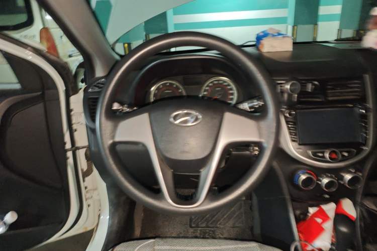Used Hyundai Verna Ray 2014 1.4L Automatic GLX Steering Wheel