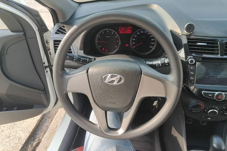 Used Hyundai Verna Ray 2014 1.4L Automatic GLX Steering Wheel