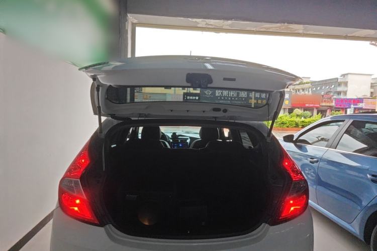 Used Hyundai Verna Ray 2014 1.4L Automatic GLX Trunk