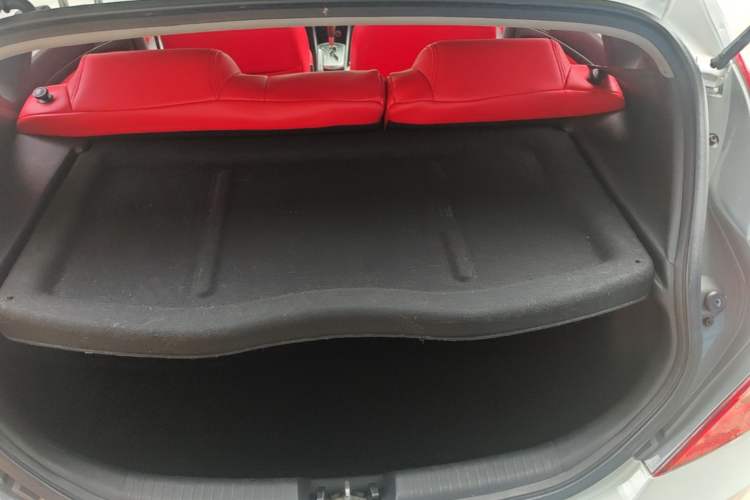 Used Hyundai Verna Ray 2014 1.4L Automatic GLX Trunk