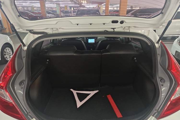 Used Hyundai Verna Ray 2014 1.4L Automatic GLX Trunk