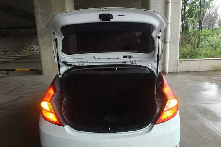 Used Hyundai Verna Ray 2014 1.4L Automatic GLX Trunk