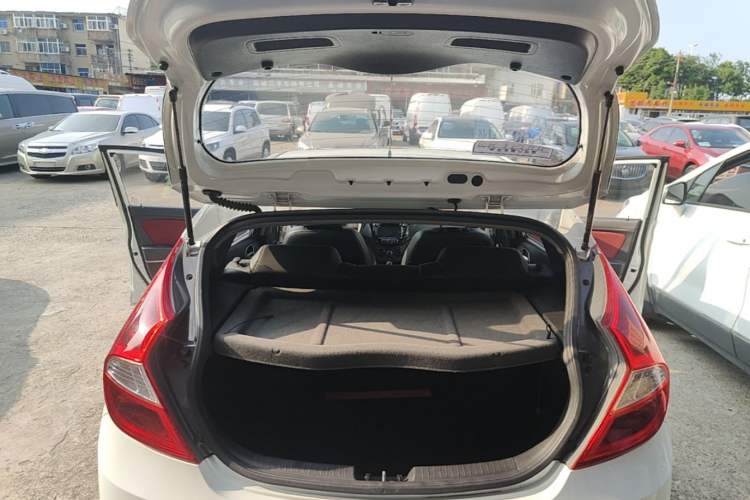 Used Hyundai Verna Ray 2014 1.4L Automatic GLX Trunk