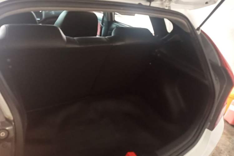 Used Hyundai Verna Ray 2014 1.6L Automatic TOP Trunk