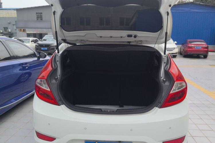 Used Hyundai Verna Ray 2014 1.4L Automatic GLX Trunk