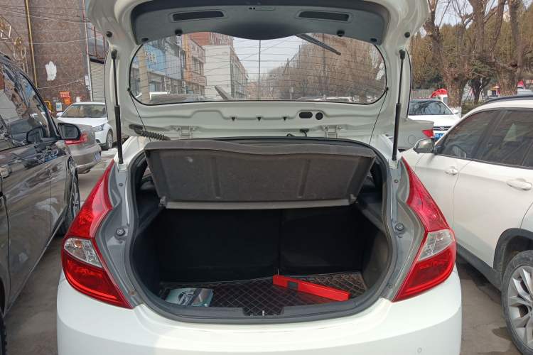 Used Hyundai Verna Ray 2014 1.4L Automatic GLX Trunk