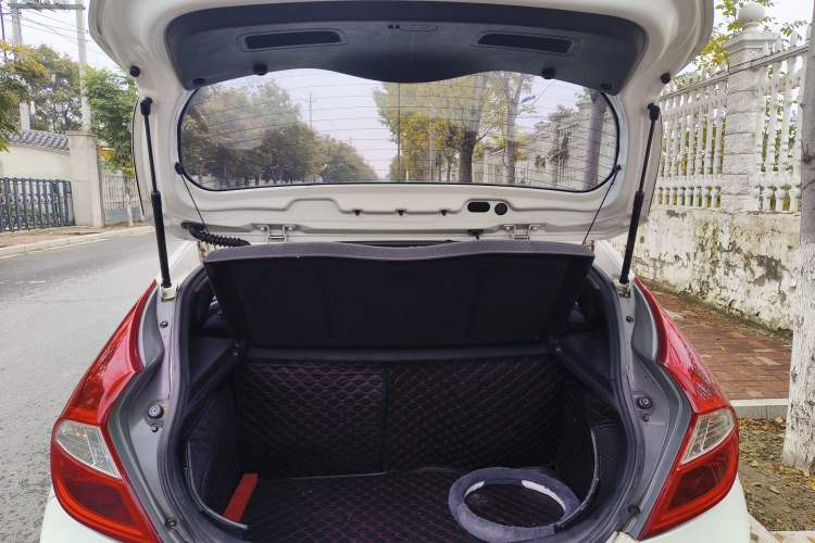 Used Hyundai Verna Ray 2014 1.4L Automatic GLX Trunk