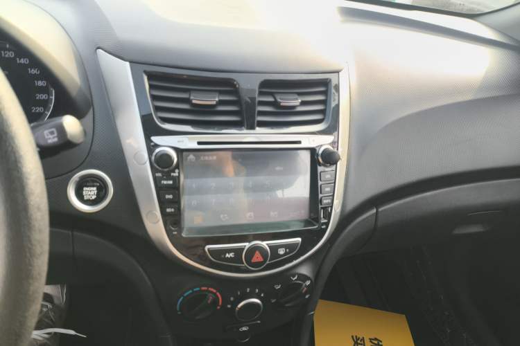 Used Hyundai Verna Ray 2014 1.6L Automatic TOP Audio And AC Panel