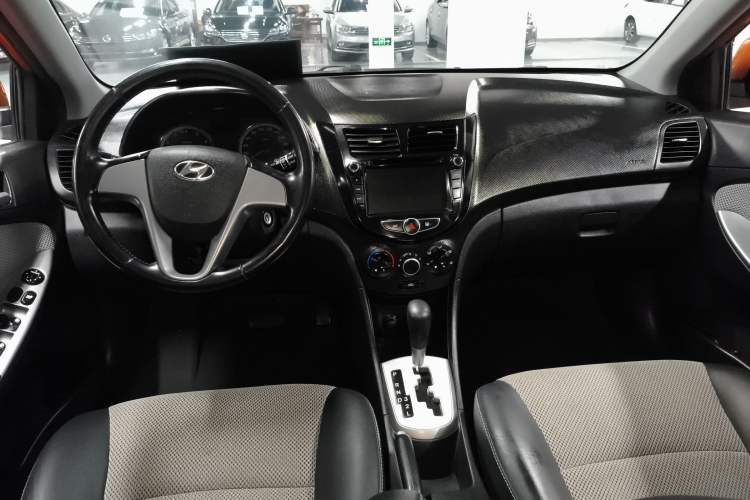 Used Hyundai Verna Ray 2014 1.4L Automatic GLX Center Console