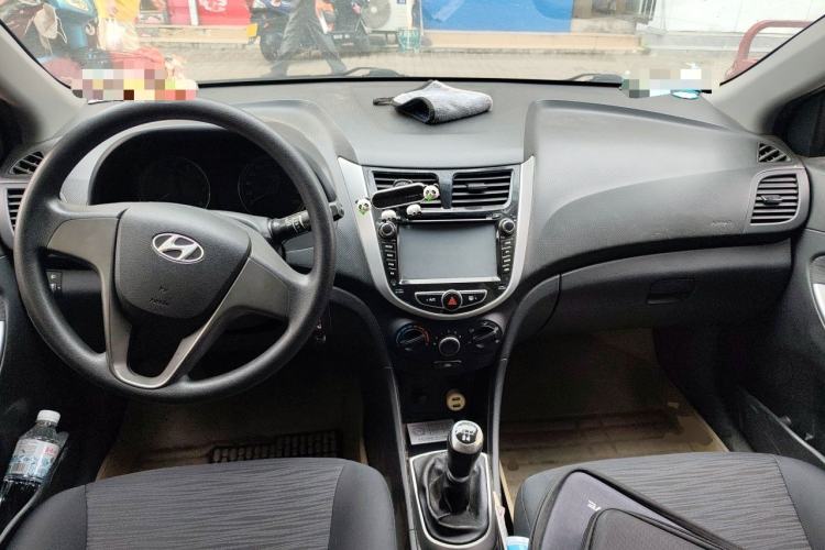 Used Hyundai Verna Ray 2014 1.4L Manual GLX Center Console