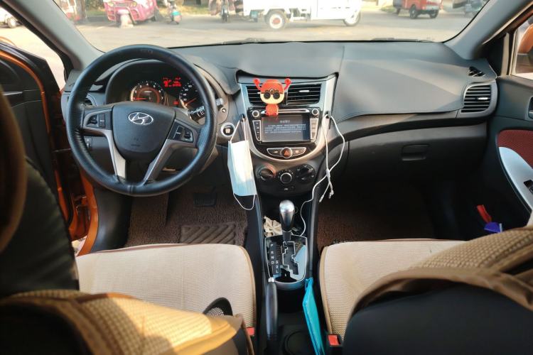 Used Hyundai Verna Ray 2014 1.6L Automatic TOP Center Console