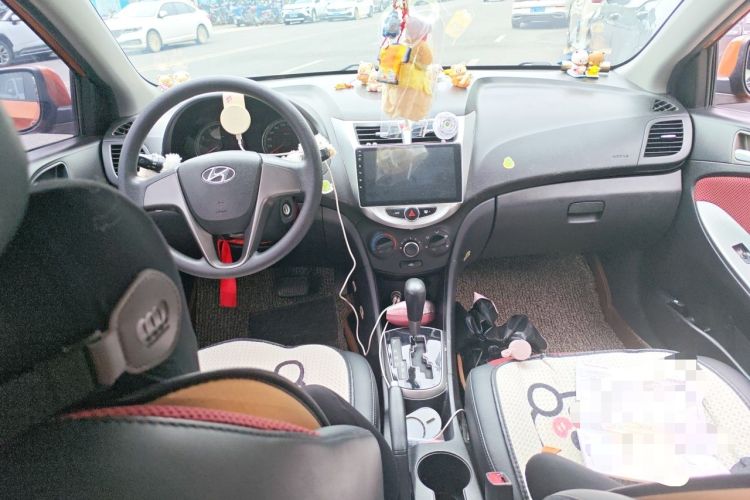 Used Hyundai Verna Ray 2014 1.4L Automatic GLX Center Console