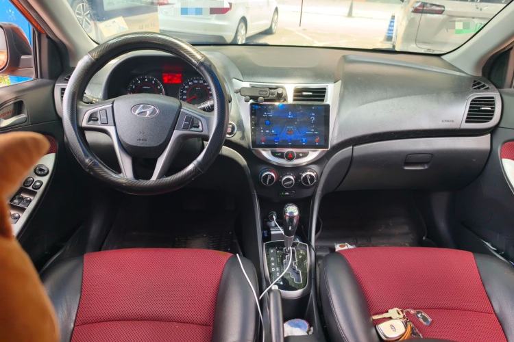 Used Hyundai Verna Ray 2014 1.6L Automatic TOP Center Console