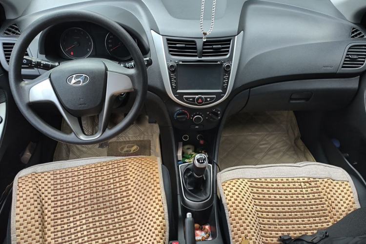 Used Hyundai Verna Ray 2014 1.4L Manual GLX Center Console
