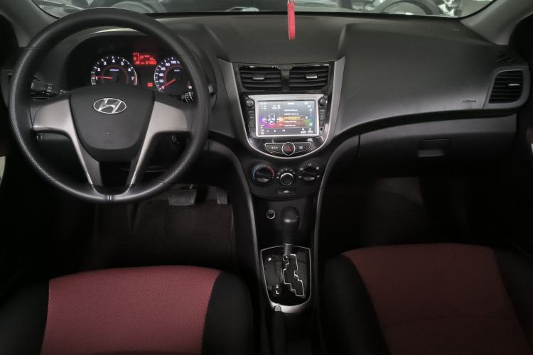 Used Hyundai Verna Ray 2014 1.4L Automatic GLX Center Console