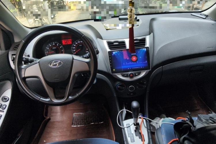 Used Hyundai Verna Ray 2014 1.4L Automatic GLX Center Console