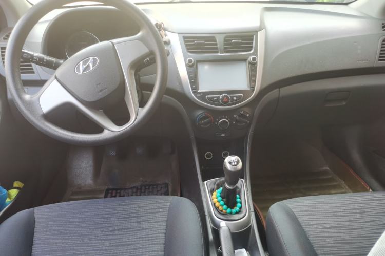 Used Hyundai Verna Ray 2014 1.4L Manual GLX Center Console