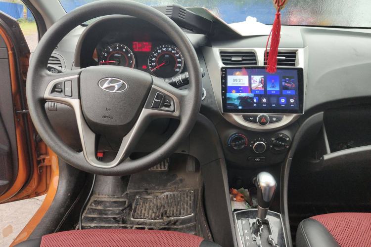 Used Hyundai Verna Ray 2014 1.6L Automatic TOP Center Console