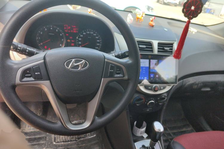 Used Hyundai Verna Ray 2014 1.6L Automatic TOP Center Console