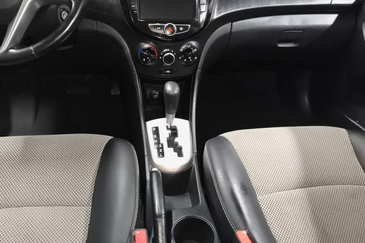 Used Hyundai Verna Ray 2014 1.4L Automatic GLX Gear Lever